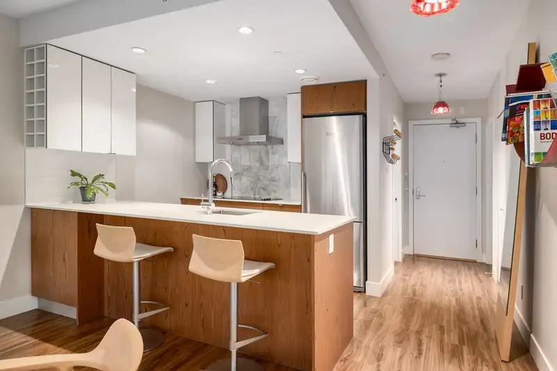 218 159 W 2ND AVENUE - photo 2 of 33