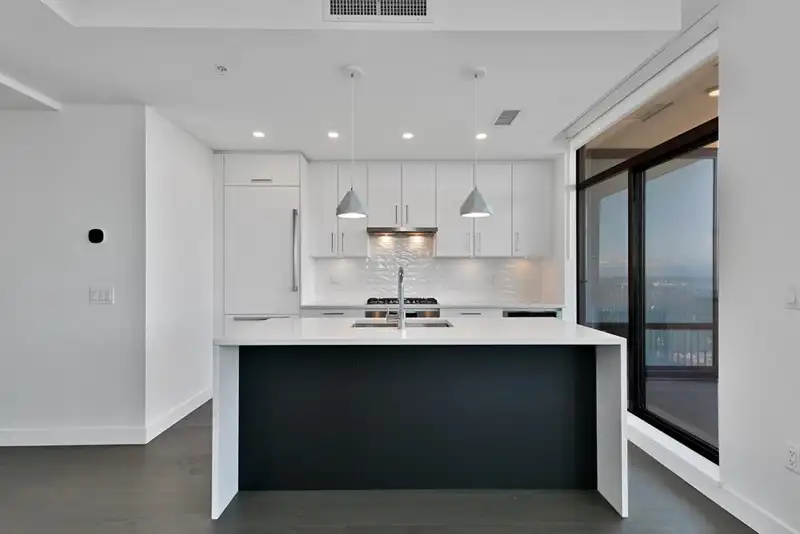 1902 1588 JOHNSTON ROAD - photo 3 of 39