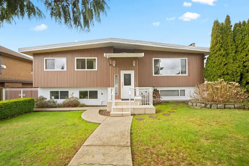 6565 SUMAS DRIVE - photo 2 of 32
