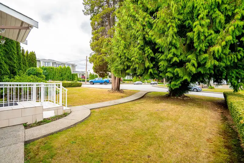 6565 SUMAS DRIVE - photo 3 of 32