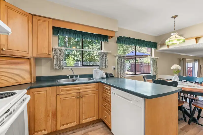 8532 112 STREET - photo 4 of 40