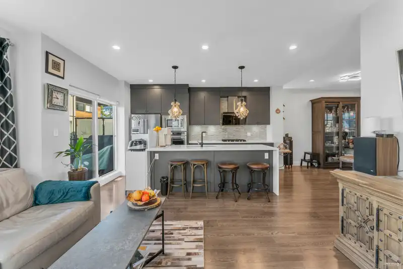 12 15688 28 AVENUE - photo 2 of 32