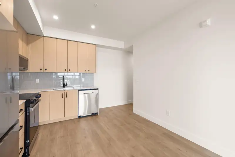 208 32528 SIMON AVENUE - photo 4 of 21