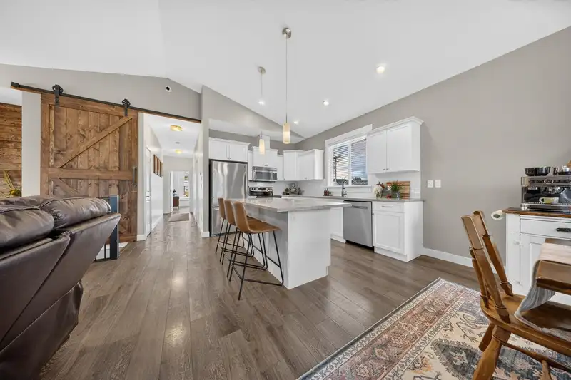 45386 SPADINA AVENUE - photo 2 of 34