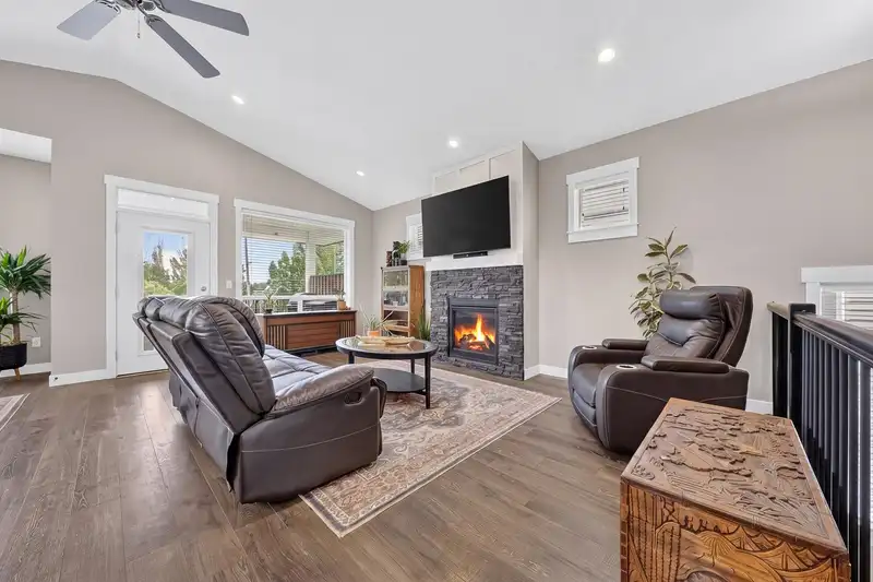 45386 SPADINA AVENUE - photo 3 of 34