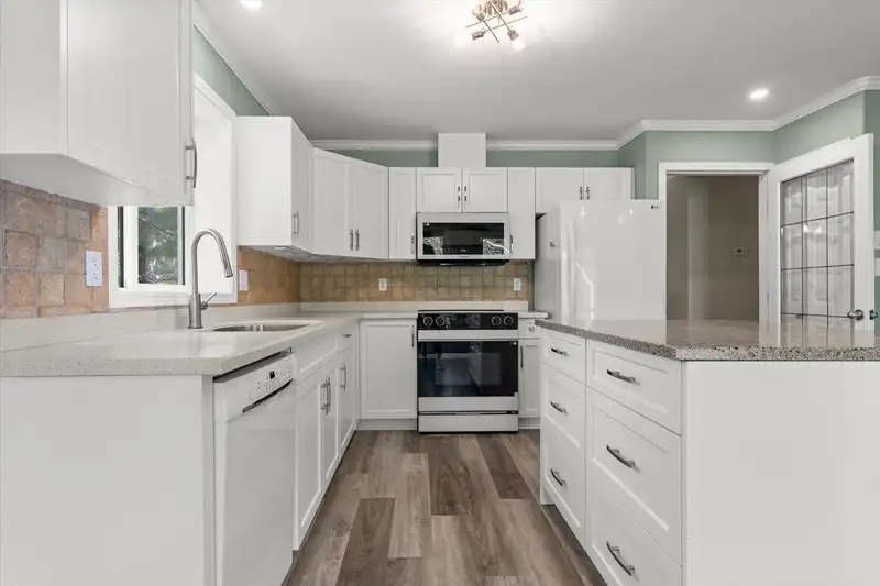 5709 STONEHAVEN STREET - photo 4 of 40