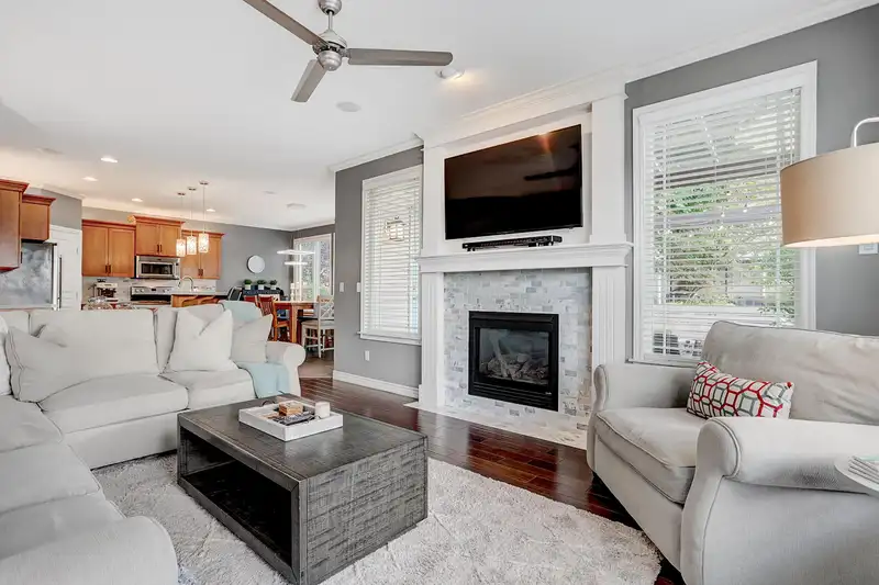 24010 HILL AVENUE - photo 4 of 39