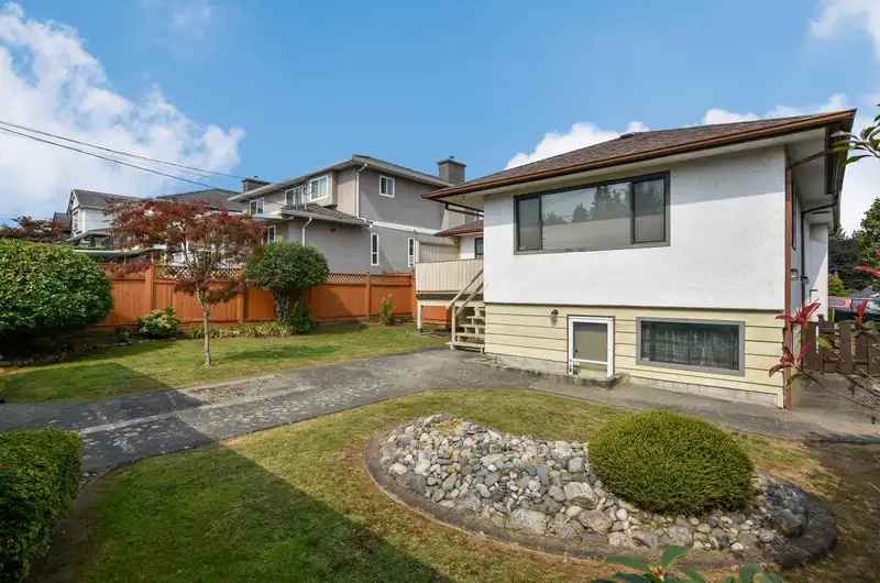 6992 BURFORD STREET - photo 3 of 40