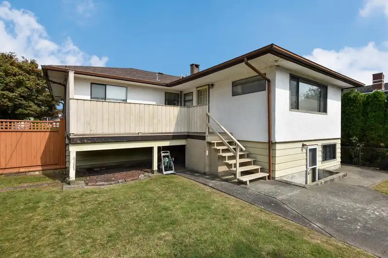 6992 BURFORD STREET - photo 4 of 40