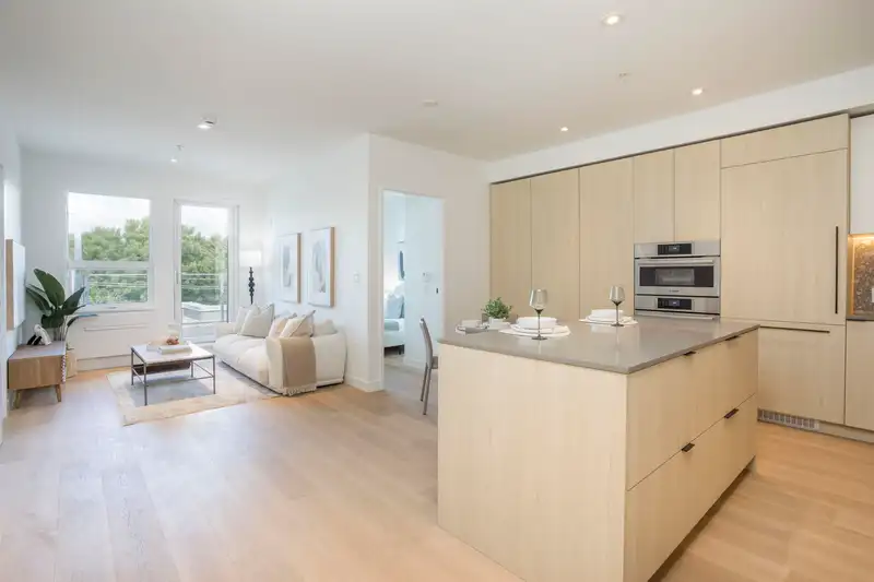 PH522 2471 ST. GEORGE STREET - photo 1 of 35