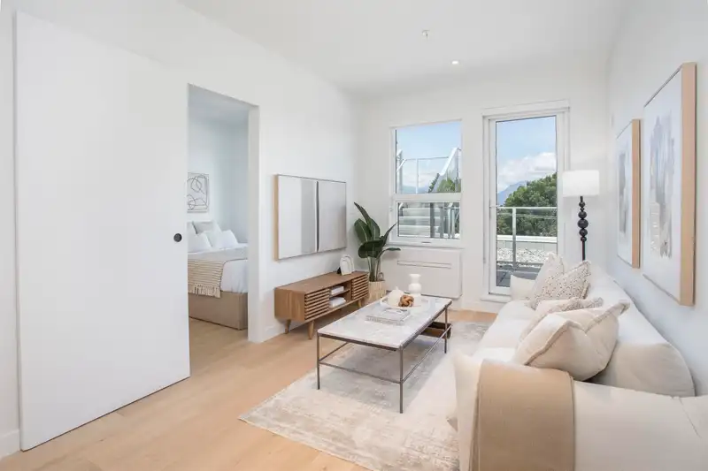 PH522 2471 ST. GEORGE STREET - photo 2 of 35