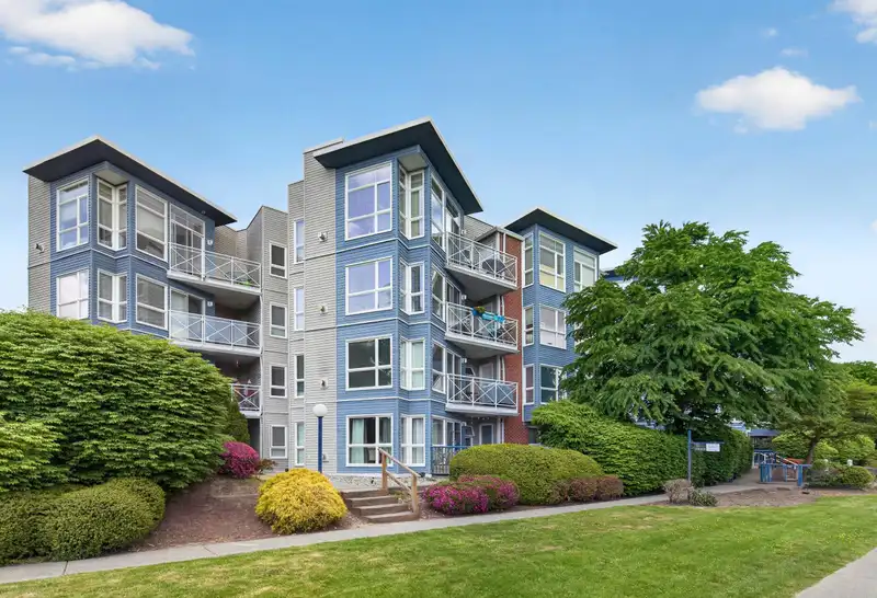101 20245 53 AVENUE - photo 1 of 36