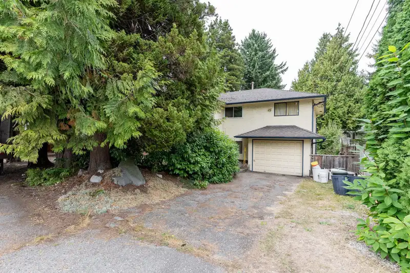 11843 95A AVENUE - photo 3 of 33