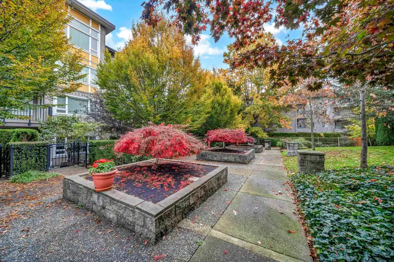 101 13733 74 AVENUE - photo 3 of 17