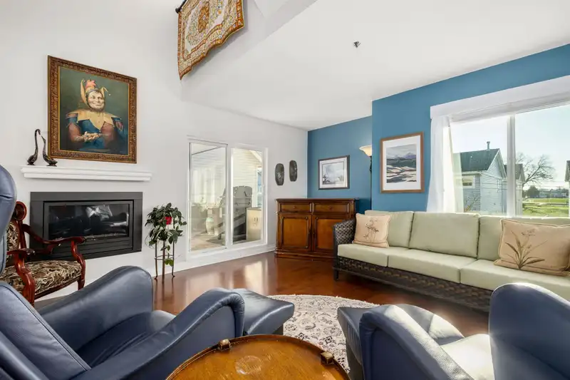 305 4988 47A AVENUE - photo 4 of 32