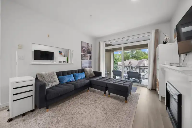 418 33318 E BOURQUIN CRESCENT - photo 1 of 20
