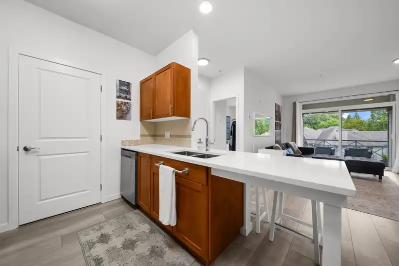 418 33318 E BOURQUIN CRESCENT - photo 4 of 20
