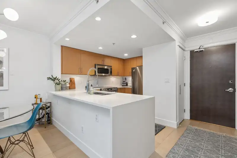 507 125 MILROSS AVENUE - photo 3 of 33