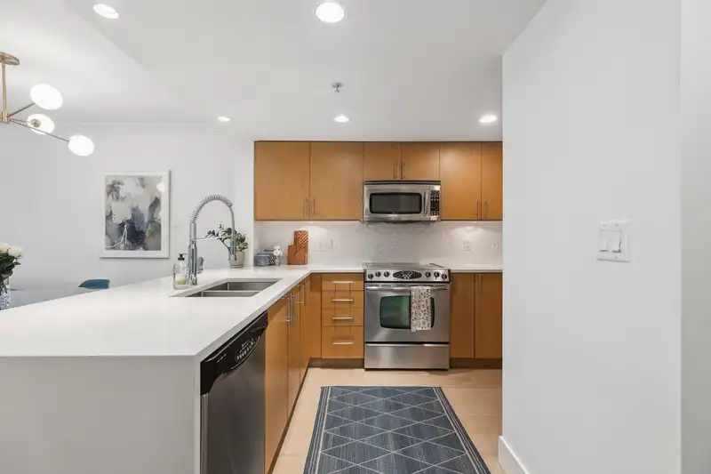 507 125 MILROSS AVENUE - photo 4 of 33