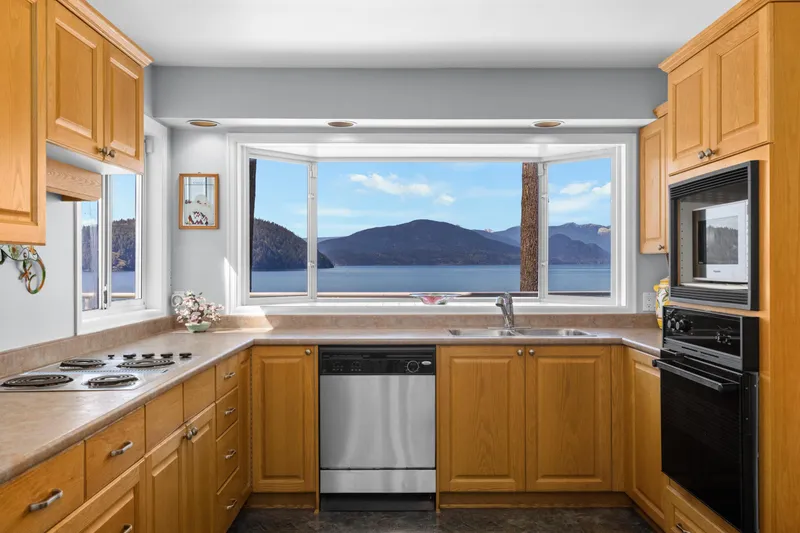 4 STRACHAN POINT ROAD - photo 2 of 25