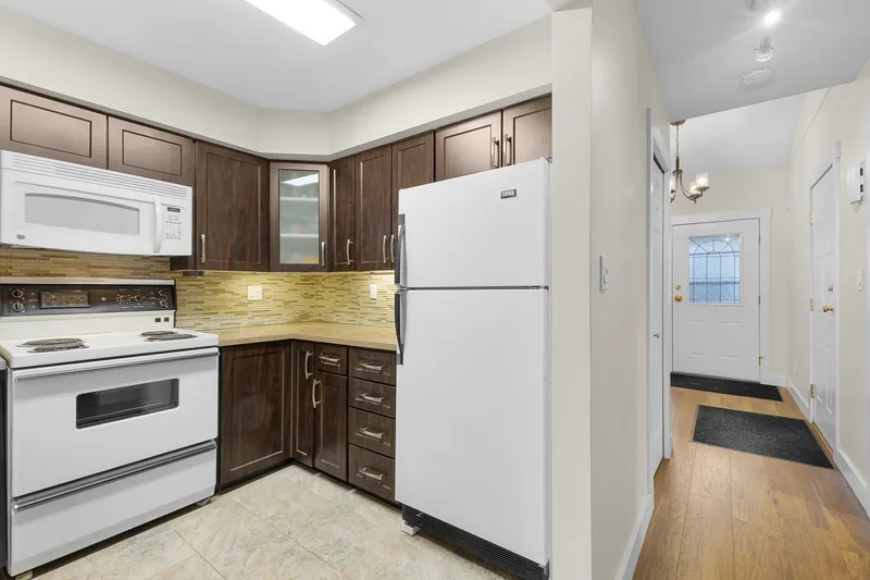 16 32165 7 AVENUE - photo 4 of 25