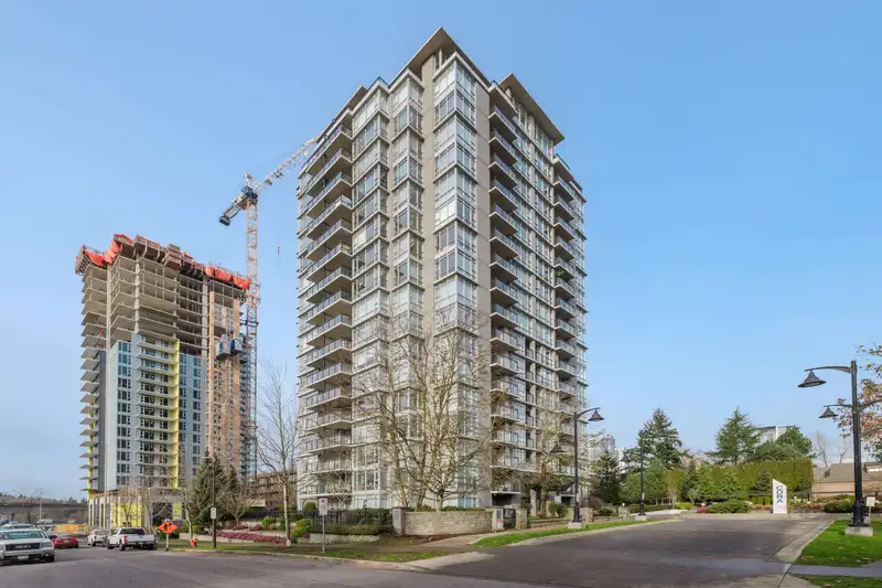 1901 555 DELESTRE AVENUE - photo 1 of 34