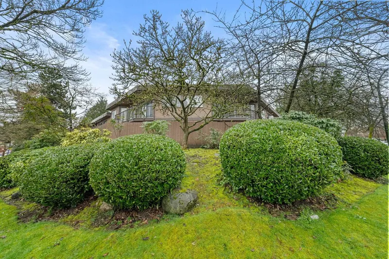 204 3136 KINGSWAY - photo 2 of 25