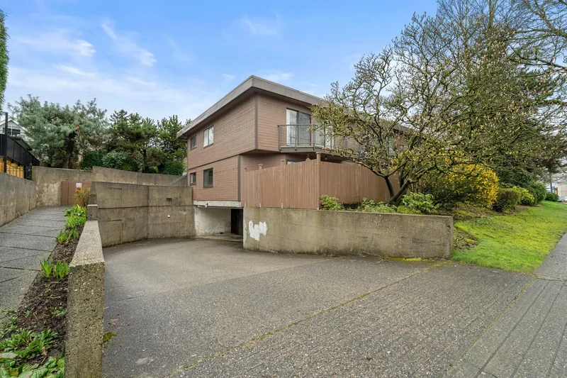 204 3136 KINGSWAY - photo 3 of 25