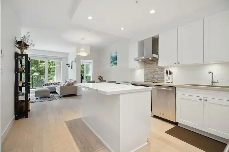 305 3399 NOEL DRIVE - photo 1 of 39