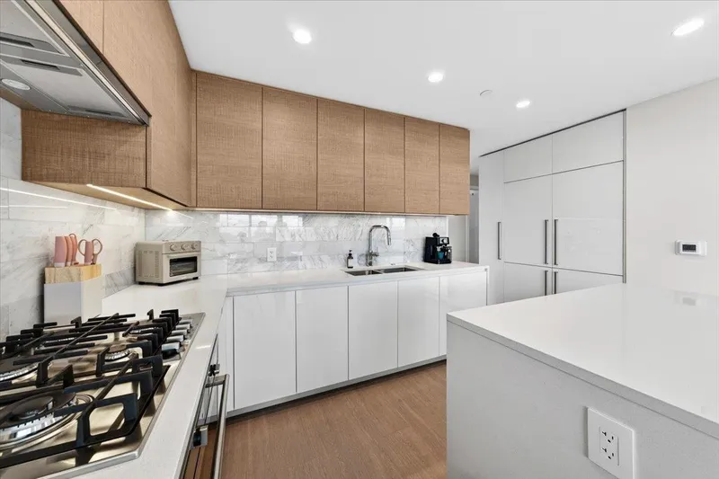 5104 2108 GILMORE AVENUE - photo 1 of 25