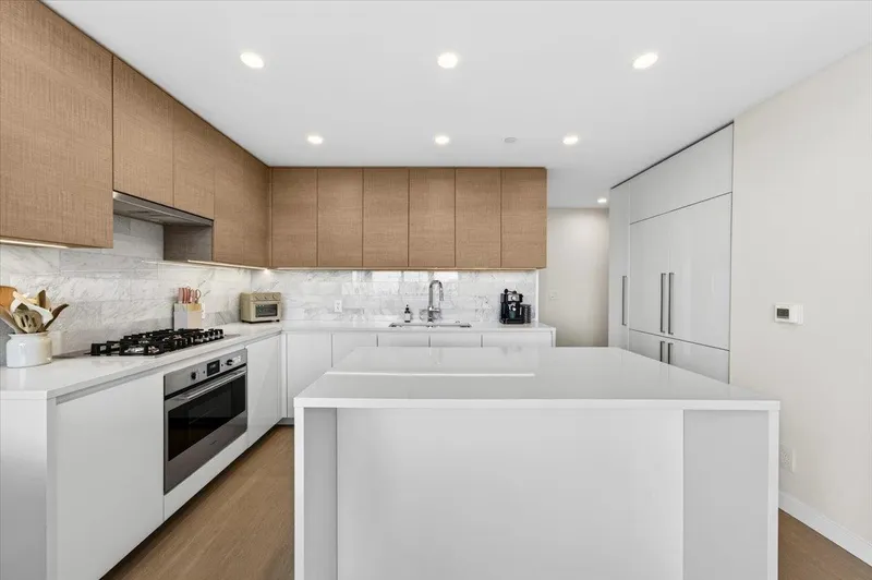 5104 2108 GILMORE AVENUE - photo 2 of 25