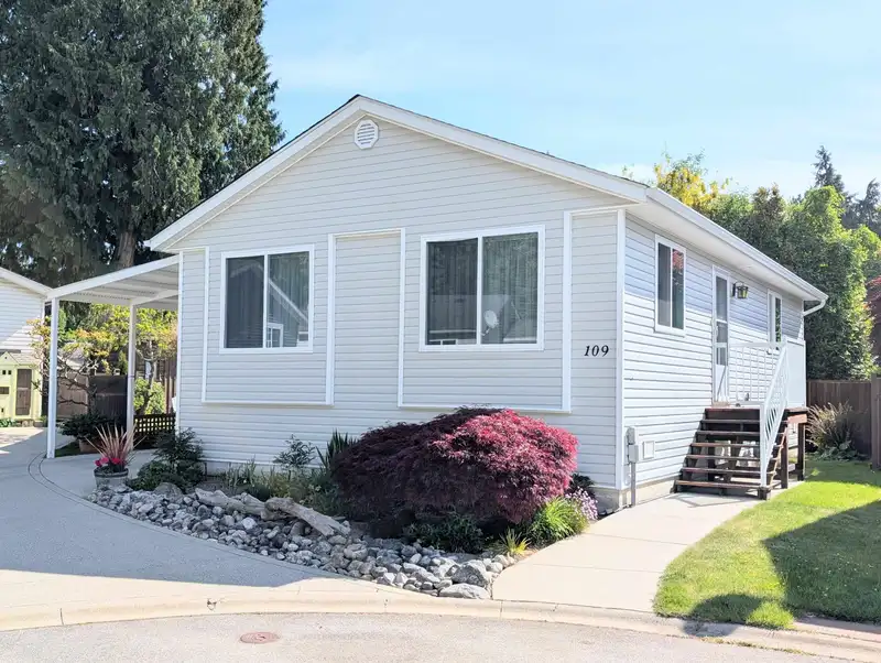 109 4510 SUNSHINE COAST HIGHWAY - photo 2 of 26
