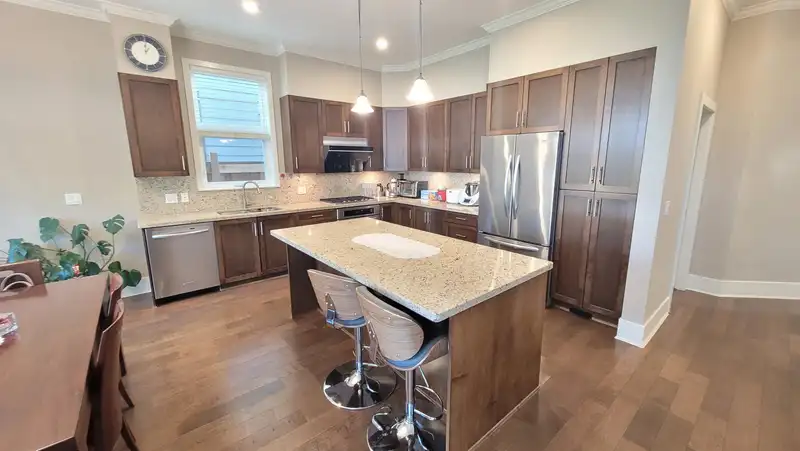 6115 DUNSMUIR CRESCENT - photo 3 of 16