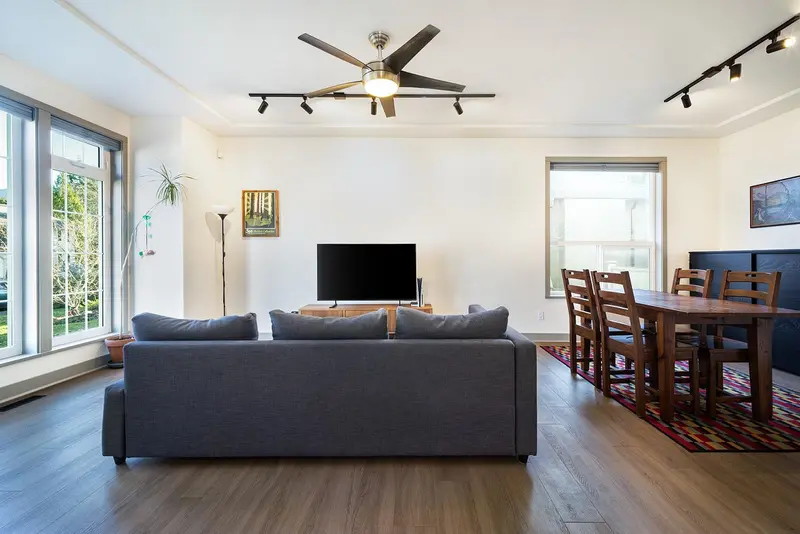 1020 WINDSOR PLACE - photo 3 of 24