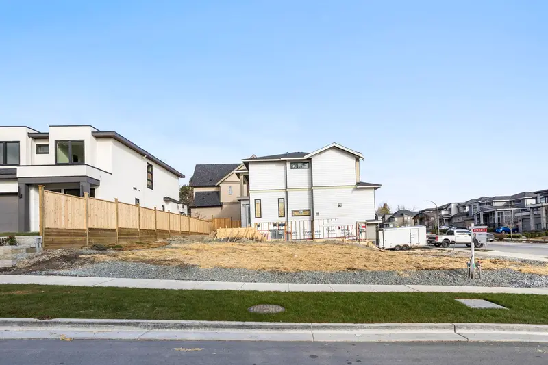 6907 205 STREET - photo 4 of 20