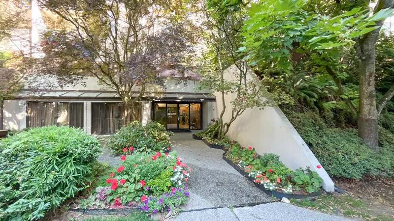 416 1945 WOODWAY PLACE - photo 3 of 23