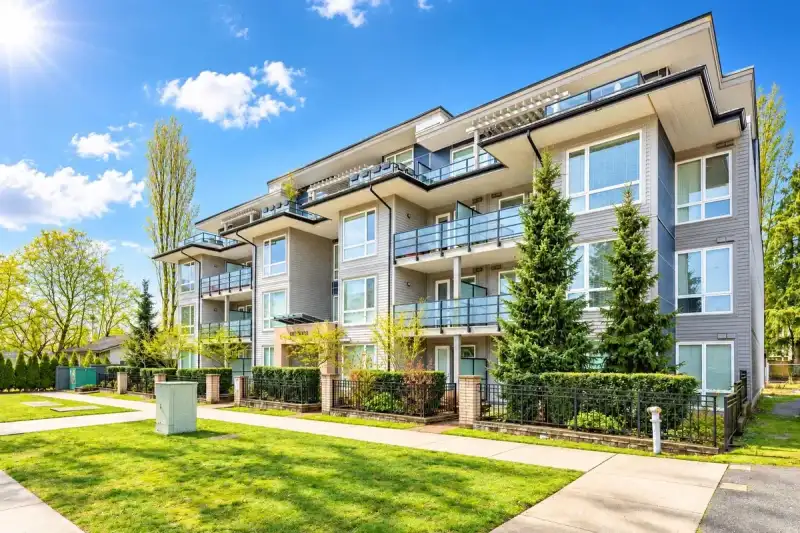 101 15628 104 AVENUE - photo 1 of 14