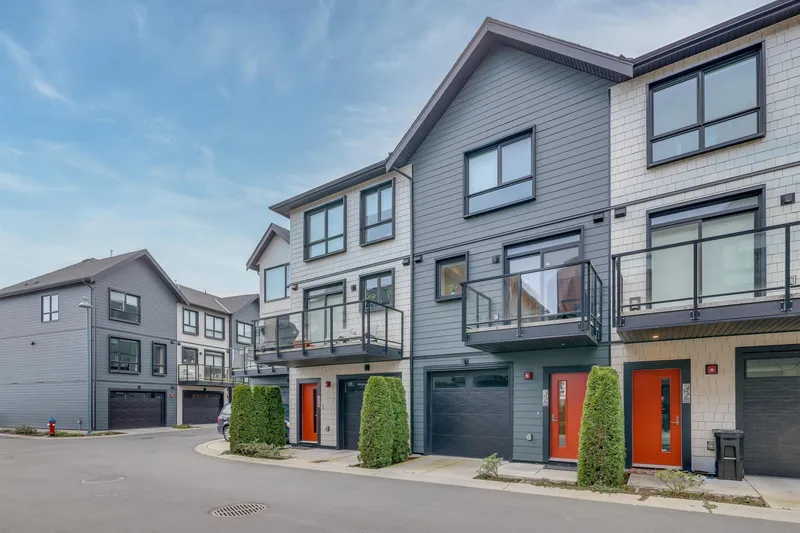 150 4738 HEMLOCK WAY - photo 2 of 25