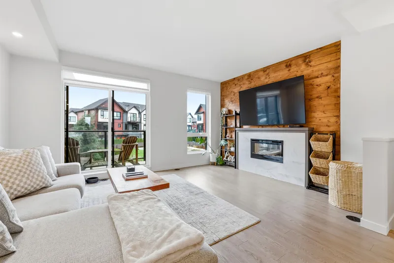 150 4738 HEMLOCK WAY - photo 3 of 25