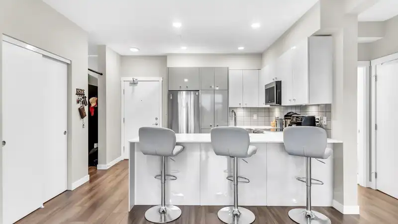 302 10838 WHALLEY BOULEVARD - photo 4 of 25