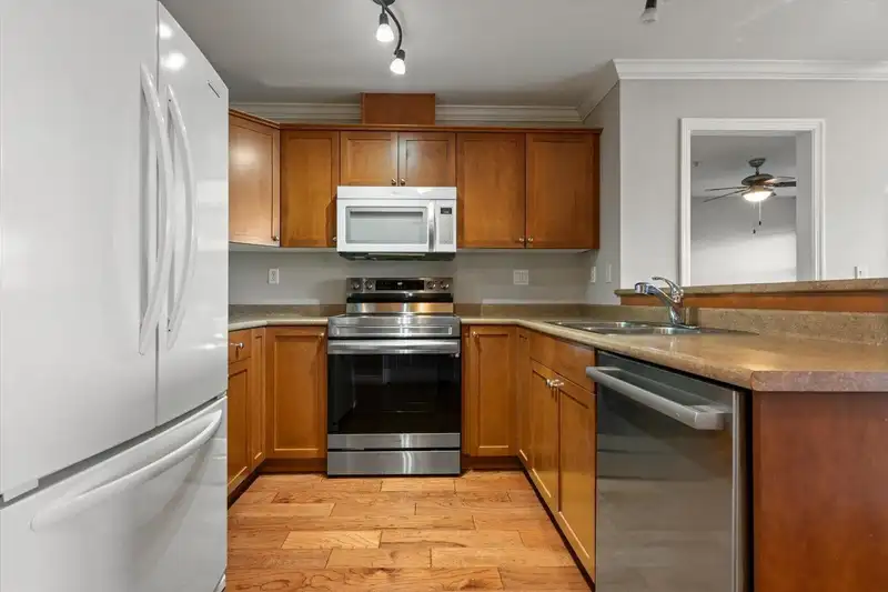 305 45645 KNIGHT ROAD - photo 4 of 34