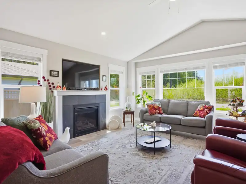 1024 CELIA CRESCENT - photo 4 of 29