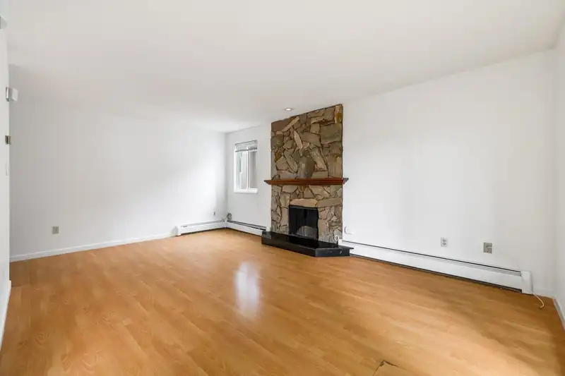 210 1420 8TH AVENUE - photo 3 of 25