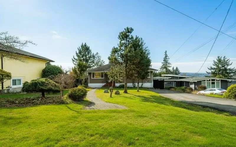 320 SEAFORTH CRESCENT - photo 3 of 40