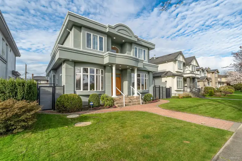 2577 W 23RD AVENUE - photo 3 of 40