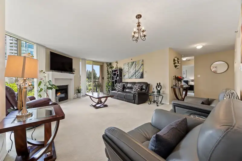 608 1189 EASTWOOD STREET - photo 2 of 32