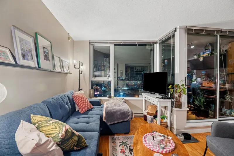 1901 33 SMITHE STREET - photo 1 of 25