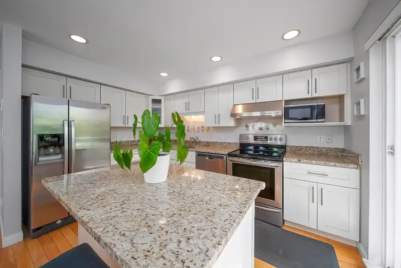 1 16388 85 AVENUE - photo 4 of 32