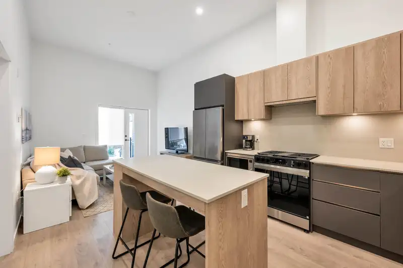208 19577 65B AVENUE - photo 3 of 40