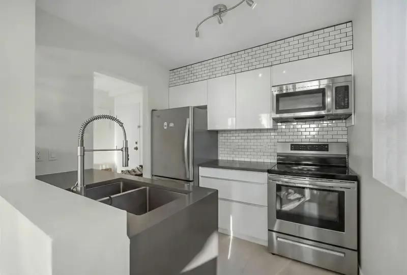 502 1737 DUCHESS AVENUE - photo 3 of 17